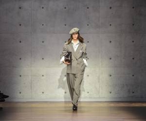 Modelos vestidas en blazers cruzados en una paleta de colores que iba del beige grisáceo al marrón, con toques de azul y violeta, desfilaron en la pasarela de Emporio Armani en la Semana de la Moda de Milán Otoño Invierno 2026/2027, dedicada al fundador de la firma, Giorgio Armani