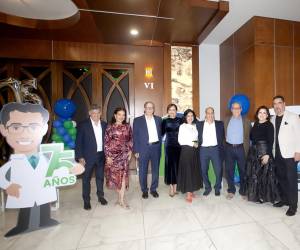 Laboratorio Bueso Arias celebró su aniversario 75 con una gala que reunió a colaboradores de las distintas ciudades. Los invitados pudieron disfrutar de un evento ameno y con detalles significativos que mostraban parte de la historia y evolución que ha tenido la compañía. En la foto: Rodolfo, Suyen, Eduardo, Romina, Mónica, Abraham y José Jorge, Ana Clemencia Bueso y Juan Ferez