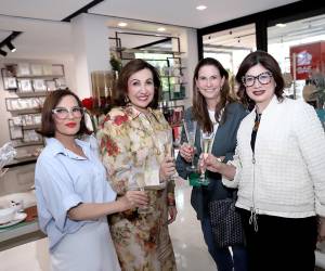 Entre música navideña y un ambiente en el que resaltaban hermosas piezas decorativas, Eleganza celebró su 21 aniversario en Tegucigalpa. Carolina Canahuati, fundadora del establecimiento, recibió a sus invitadas, quienes descubrieron detalle a detalle las últimas tendencias para recrear ambientes espectaculares en esta época festiva. En la imagen, Blanca Bendeck, Carolina Canahuati, Lucía Nasser y Patricia Corrales
