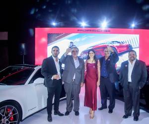 Con más de seis décadas de historia, el Porsche 911 sigue siendo un referente mundial del automovilismo, fusionando tradición, innovación y un diseño que trasciende el tiempo. Lama Motors, distribuidor oficial de Porsche en Honduras, presentó en una exclusiva velada en el salón Napoleón V del hotel Copantl &amp; Convention Center la nueva generación del 911 Carrera 4 GTS, un modelo que marca un hito en desempeño, tecnología y sofisticación, siendo el primer 911 homologado para carretera con un sistema híbrido de alto rendimiento especialmente ligero. En la foto: Fernando y Carlos Lama, Daniela Lama de Brito, Alfredo León Gómez y Francisco Abadie. durante el brindis del lanzamiento del Porsche 911.