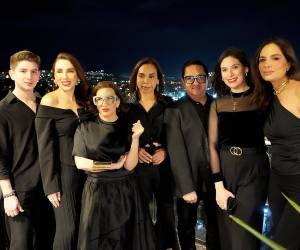 En lo más alto de la ciudad, con un paisaje iluminado como telón de fondo, Zielo Rooftop se convirtió en el escenario de una velada inolvidable. La experiencia, en alianza con Ron Zacapa y Baruch Studio, reunió a invitados selectos para disfrutar de una cena de cinco tiempos, una cata guiada y el esperado lanzamiento de nuevos cócteles de autor. Una noche única en la que la mixología y la gastronomía alcanzaron su máxima expresión, acompañadas de música en vivo y vistas incomparables. En la foto: Emir Rivera, Sonia Paz, Blanca Bendeck, Miguel Chong y Ana Melissa Paz.