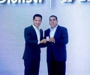 En una noche que combinó elegancia, innovación y visión compartida, BAC y Diunsa celebraron el lanzamiento oficial de la nueva tarjeta de crédito Diunsa Visa de BAC, un producto diseñado para ofrecer beneficios exclusivos y una experiencia de compra moderna y conveniente. Ambas marcas reafirmaron su compromiso con los consumidores hondureños, marcando un nuevo capítulo en la evolución de los servicios financieros del país. En la foto: Carlos Handal, presidente BAC Honduras y Mario Roberto Faraj, Presidente Ejecutivo de Diunsa, al presentar la tarjeta de crédito Diunsa Visa de BAC.