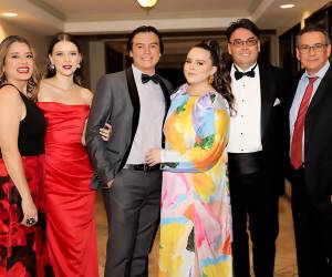 Una auténtica noche árabe se vivió en el Centro de Convecciones del hotel Honduras Maya, donde al más puro estilo de “Las mil y una noches” los seniors de La Estancia School festejaron su esperada prom. Brindis, bailes y danza árabe fue parte de la celebración.