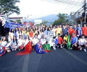La <b>Senior Entrance</b> de la promoción 2026 de la <b>Episcopal El Buen Pastor School</b> marcó el inicio de la etapa final para sus 46 estudiantes. Bajo el lema <b>“More than memories”</b>, la jornada se vivió con emoción y orgullo, en una caravana llena de color y alegría que partió desde la tercera calle, detrás del <b>Estadio Francisco Morazán</b>. Inspirados en el espíritu del <b>Mundial 2026</b>, el evento celebró la unión, la amistad y el comienzo de una etapa inolvidable.