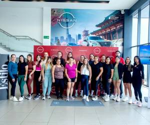 Nissan y Revista Estilo se unieron para brindar una experiencia de bienestar única. Ofrecieron a los clientes de la marca una sesión de yoga diseñada para comenzar su día con energía positiva, calma y conexión interior. En la foto: Grupo de participantes al Rev &amp; Relax.