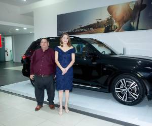 BAC y BMW prepararon una experiencia multisensorial a clientes selectos, donde pudieron disfrutar de una exquisita cena y vivir la experiencia BMW con el vehículo Thex7. En la foto: Ramón Paz, Representante de BMW y Wendy Valenzuela, Subgerente de Private Banking Bac.