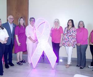 Octubre marca el mes de la concientización y recaudación de fondos para la lucha contra el cáncer de mama, y como cada año, el Programa Listones de Amor dio inicio a sus actividades con el encendido de la Flama Rosa. El emotivo evento tuvo lugar en el salón Pulhapanzak del Hotel Copantl &amp; Convention Center, en un ambiente lleno de esperanza, solidaridad y compromiso con la vida. En la foto: Helha Bahr, Carlos Paz, Giselle Downing, Linda Coello, Jackie Babun, sobreviviente de cáncer, Suyapa Bejarano y Mari Cruz Guardado.
