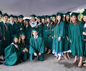 ¡Llegó el gran día! Tras un año lleno de retos, aprendizajes y muchas emociones, los seniors 2025 de DelCampo School celebraron su esperada graduación. Vestidos con togas y birretes en el emblemático color verde de su institución, los jóvenes cruzaron por última vez los pasillos de su querida escuela como estudiantes, listos para recibir su título de high school. ¡Felicidades, Class of 2025!