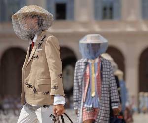 En su show de primavera 2027 durante la Milan Fashion Week de junio, Thom Browne, uno de los diseñadores de moda masculina más remarcables, mezcló el estilo preppy con su propia estética para su nueva colección basada en la película animada de Disney, <i>A Bug’s Life</i>.
