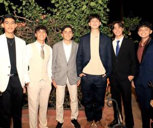 La generación 2025 de San Francisco de Sales Catholic School de Tegucigalpa vivió una noche inolvidable durante su última reunión de despedida, antes de la tan esperada gala de graduación. Fue en el restaurante El Padrino donde los 15 estudiantes se reunieron para compartir una velada llena de alegría, amistad y recuerdos imborrables. En la foto: Enry Rodríguez, Elías Salomón, Joseph Sierra, Patrick Walters, Alberto Zúniga y Luis Mejía.