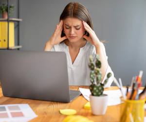 A simple vista, todo parece estar bien. Cumples con tu trabajo, respondes mensajes, asistes a reuniones, haces ejercicio, sales con amigas y hasta logras tachar pendientes de tu lista. Desde afuera, eres “productiva” y “responsable”. Pero por dentro, algo no encaja; el cuerpo está en alerta constante, la mente no se apaga y el descanso nunca es suficiente. Eso que muchas personas normalizan como estrés cotidiano tiene un nombre: ansiedad funcional.