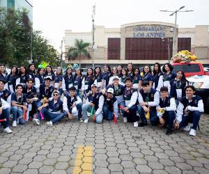 Una mañana repleta de diversión y detalles de carnaval marcó el inicio del primer día de clases para los seniors 2024 de la Academia Americana. Esta emocionante jornada comenzó en el estacionamiento del Comisariato Los Andes, donde los alumnos lucieron collares, chamarras, se tomaron selfies y fueron recibidos con alegría por sus padres. La caravana estaba conformada por una vistosa plataforma decorada estilo carnaval, a la que se le unieron varios pick up, jeep y razer decorados con globos