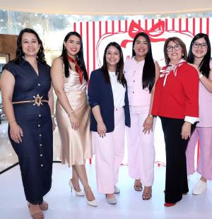 Revista Estilo y Multiplaza se unieron para presentar “It’s Galentines”, una tarde pensada para consentir, inspirar y compartir entre amigas. Entre beauty moments, risas y muchos detalles especiales, nuestras invitadas conocieron el nuevo Multi-Active Glow Serum de Clarins y personalizaron sus Lip Perfector creando charms únicos. En la foto: Lila Fúnez, Norma Farías, Daniela Velásquez, Keren Pérez, Dey Anira Rubio, Jessy Amador y Rocío Romero.