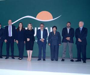 Banrural Honduras realizó el lanzamiento de su nueva campaña institucional, cuyo objetivo es reafirmar su compromiso de estar siempre presente como el aliado de los hondureños que se esfuerzan día a día por engrandecer aún más a su país. Además, Bernardo López, Presidente del Consejo de Administración de Banrural Honduras, presentó oficialmente a Gabriela Núñez Ennabe como la Gerente General de la entidad bancaria, quien es reconocida por su trayectoria profesional de más de 25 años en el sector bancario.