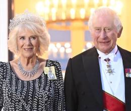 El rey Carlos III y su esposa Camila culminaron su viaje de tres días en Alemania, durante una jornada que marcó su primera visita oficial al extranjero como monarca. La pareja arribó el miércoles recién pasado al aeropuerto de Berlín Brandeburgo, donde fueron recibidos con un saludo de armas. La agenda incluyó un banquete de Estado en Schloss Bellevue, la residencia oficial del presidente de Alemania.