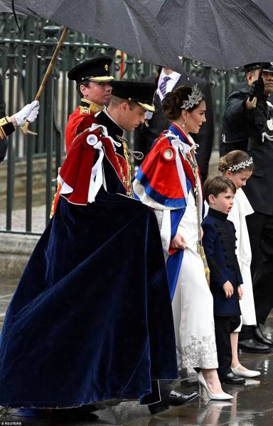 Con un delicado vestido color marfil de Alexander McQueen y un manto de la Real Orden Victoriana, en raso de seda azul y con la insignia bordada apareció Kate Middleton