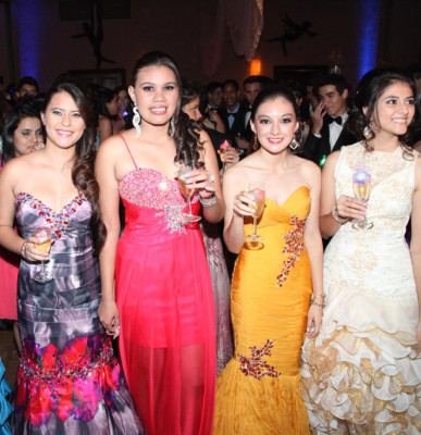 Seniors de la Mayan School se graduan