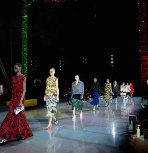 La transformación del mundo natural forma parte del ADN de Chanel. Desde el amor de Gabrielle Chanel por la simplicidad de los colores y materiales naturales, hasta la exuberancia iridiscente de la fantasía y el adorno, ambos códigos se reflejan en la colección Fall Winter 2026/2027 presentada por el director artístico, Matthieu Blazy.