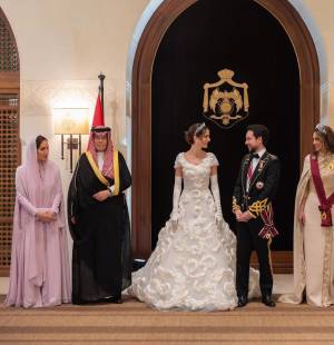 Luego de una hermosa ceremonia, el príncipe Hussein de Jordania y su esposa Rajwa al- Saif protagonizaron una elegante recepción nupcial en el palacio de Al Husseiniya, acompañados de sus padres, miembros de la familia real hachemita, jefes de estado extranjeros y árabes y funcionarios de alto rango.