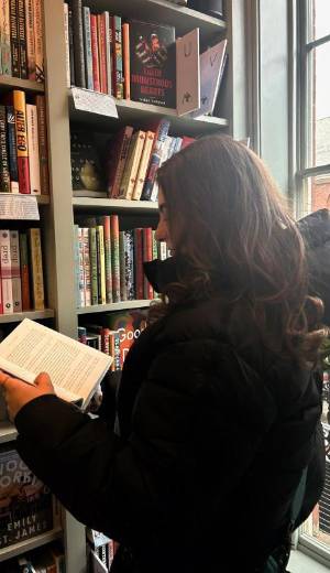 Stephanie Anne: la escritora hondureña que escribió su novela en tres semanas y conquista con su poemario A Poppy Rose.