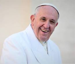 Desde su elección en 2013 hasta su fallecimiento en abril de 2025, el Papa Francisco tejió un legado que desafió las convenciones y revitalizó la esencia de la Iglesia Católica. Con una visión inclusiva y una determinación inquebrantable, abordó temas sociales, políticos y medioambientales, dejando una huella imborrable en la historia contemporánea.