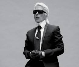 La serie<i> Becoming Karl Lagerfeld</i> está basada en la novela <i>Kaiser Karl</i> de Raphaëlle Bacqué, y ambientada en 1972, cuando el mítico director creativo de Chanel era un diseñador de prêt-à-porter desconocido.