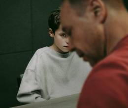 Desde su estreno en Netflix, “Adolescence” se ha convertido en una de las series más impactantes del año, generando conversaciones sobre su cruda representación de la juventud y los desafíos sociales que enfrenta. Con una narrativa intensa y un estilo visual innovador, esta producción ha capturado la atención del público y la crítica, abordando temas como la violencia juvenil, la cultura “incel” y la radicalización en línea. Aquí te contamos algunos datos curiosos sobre la serie que está dando de qué hablar.