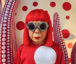 Marcada desde niña por las alucinaciones y el trastorno obsesivo compulsivo, Yayoi Kusama transformó sus experiencias personales en una obra vanguardista que conquistó museos, galerías y espacios públicos alrededor del mundo.
