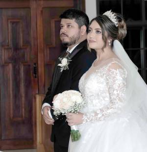En una tarde llena de emoción y rodeados del cariño de sus familiares y amigos, Milton Barrieri y María Raquel Manzanares unieron sus vidas en una emotiva ceremonia celebrada en la Iglesia María Reina del Mundo de San Pedro Sula. Después de la ceremonia los recién casados junto a sus invitados disfrutaron de una elegante recepción en el Hotel Copantl &amp; Convention Center, donde celebraron su historia de amor con una velada inspirada en Harry Potter, llena de detalles únicos, alegría y momentos inolvidables.