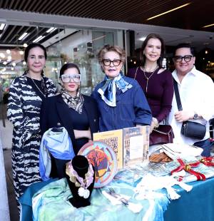 El espíritu de la Navidad se hizo presente en Jingle &amp; Mingle Market, que reunió a una variedad de emprendedores en La Galería, donde exhibieron y vendieron sus productos. Los asistentes disfrutaron de chocolate caliente y vino, mientras participaban en dinámicas y premios especiales por sus compras, en un ambiente que celebró la magia de la temporada navideña.