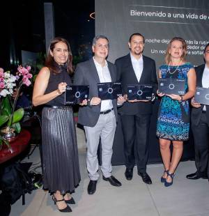 En una velada marcada por la elegancia, ejecutivos de Banco CUSCATLAN y Visa recibieron a invitados especiales en el restaurante Cima para anunciar el lanzamiento de su exclusiva Tarjeta de Crédito Private Issue Metálica, un producto pensado para quienes hacen de la excelencia su estándar y del lujo su forma de vida. En la foto: Anny Cárcamo, Gerente de Mercadeo de Banco Cuscatlán; Ricardo Rodríguez de VISA; Allan Castillo: Gerente de Medios de Pagos de Banco.