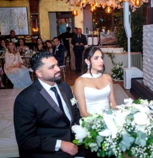 En una atmósfera de elegancia en el restaurante Meza 23 del Club Hondureño Árabe, Michael André Chahín Méndez y Nur Jamile Segebre Khairallah unieron sus vidas en matrimonio civil durante una íntima ceremonia presidida por el abogado René Antonio González Paz. Tras la firma del acta, la velada se transformó en una cálida recepción donde familiares y amistades cercanas brindaron por la felicidad de los nuevos esposos, celebrando el inicio de su historia compartida en un ambiente lleno de romance y buenos deseos.