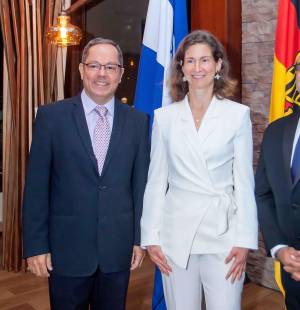 En un elegante ambiente de cóctel, la Embajadara de Alemania en Honduras, Daniela Vogl, presentó oficialmente a Dieter Fertsch Suazo como nuevo cónsul honorario de Alemania en San Pedro Sula. En la foto: Rafael Delgado, Daniela Vogl y Dieter Fertsch Suazo.