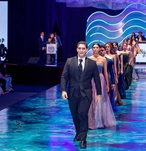 Una tarde–noche llena de luces, moda y aplausos se vivió durante el Senior Fashion Show 2026 de la Escuela Internacional Sampedrana, un evento que combinó estilo y solidaridad a favor de una causa educativa.