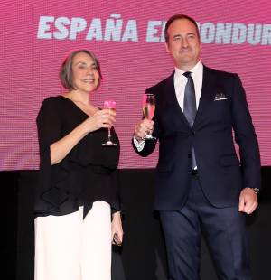 El embajador de España en Honduras, Guillermo Escribano Manzano, encabezó la distinguida recepción con motivo de la Fiesta Nacional de España, que reunió en Tegucigalpa a autoridades gubernamentales, miembros del Cuerpo Diplomático y representantes de la comunidad española. El embajador Guillermo Escribano Manzano y la canciller Mireya Agüero destacaron los lazos de cooperación, migración y cultura entre ambos países.