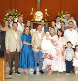 Dalton y Annie Barrosse celebraron con alegría el bautismo de su hijo, Dalton John Barrosse Núñez, en la iglesia María Reina del Mundo, durante una emotiva ceremonia oficiada por el padre Carlos Mejía, acompañados de sus familiares y amigos.