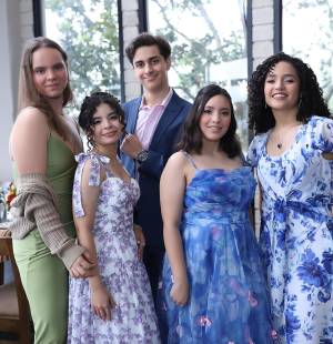 El restaurante La Cumbre se convirtió en el escenario perfecto para el Senior Breakfast 2026 de Dowal School. Entre naturaleza y risas que se mezclaban con el clima fresco de la mañana, los estudiantes disfrutaron de un encuentro lleno de nostalgia y buena vibra. Fue una ocasión especial para revivir recuerdos, celebrar las amistades que marcaron su paso por high school y crear nuevos momentos antes de cerrar esta etapa tan significativa.