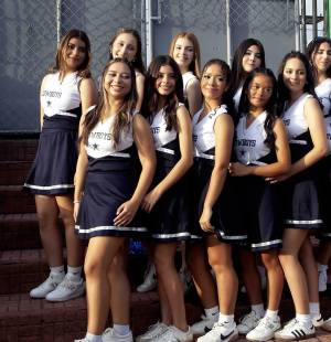 Una mañana llena de entusiasmo y alegría vivieron los 38 alumnos de onceavo grado de la Episcopal El Buen Pastor durante su esperado Seniors Entrance 2027. Luciendo frescos uniformes de animadores de fútbol americano, los estudiantes iniciaron el recorrido junto a sus padres, quienes se unieron con emoción a la colorida caravana de vehículos decorados con globos y mensajes alusivos a esta etapa tan especial.