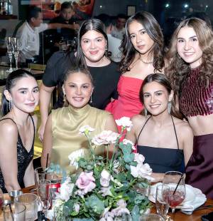 En una tarde llena de elegancia y emoción se celebró la despedida de soltera de Natalia Naveda en el restaurante Pats en Río Piedras, junto a sus familiares y amigas más cercanas. En un ambiente romántico y sofisticado que estuvo a cargo de la planner Raque Flores Gómez.