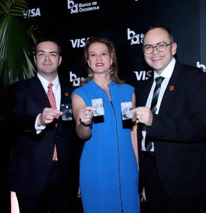 En un evento realizado en Tegucigalpa, Banco de Occidente presentó oficialmente su nueva tarjeta Visa Infinite, una propuesta diseñada para clientes que buscan transformar cada compra en una experiencia premium. Con más de 74 años acompañando a las familias hondureñas, la institución financiera reafirma su compromiso de evolucionar junto a las necesidades actuales, ofreciendo soluciones ágiles, personalizadas y pensadas para quienes valoran los momentos únicos. En la foto: Guillermo Funes, Ana Cecilia Quezada y Leonel Rivas.