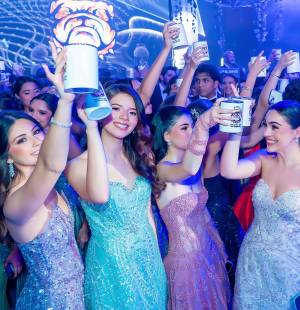 La esperada gala de la Promoción 2026 de la Escuela Internacional Sampedrana (EIS) se convirtió en una velada inolvidable, marcada por el glamour, la alegría y laemoción de los jóvenes que celebraron juntos una de las etapas más significativasde su vida estudiantil.La exclusiva celebración tuvo lugar en el salón Napoleón del Hotel Copantl &amp;Convention Center, donde los futuros graduados se reunieron para disfrutar de una noche llena de elegancia y momentos memorables.