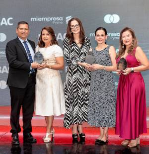 En un entorno donde las pequeñas y medianas empresas se han convertido en protagonistas del desarrollo económico del país, BAC Honduras bajo su estrategia de Triple Valor, celebró el concurso Mi Empresa Pyme, reconociendo la excelencia, innovación y resiliencia de tres organizaciones que destacan por su aporte al crecimiento nacional y regional. En la foto: Víctor Perelló, Silvia Santos, Ileana y Andrea Giudicelli, y Edith Molina.