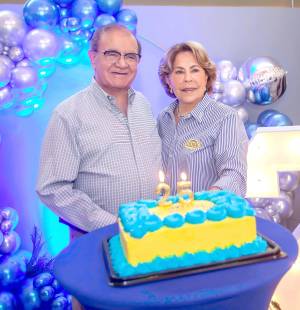 Con 25 años de historia, crecimiento y compromiso con las familias hondureñas, Supermercados Colonial dio inicio a la celebración de este importante aniversario con una Misa de Acción de Gracias, en un espacio dedicado a reconocer la trayectoria de la compañía y agradecer a quienes han sido parte fundamental de su evolución a lo largo de estos años. En la foto: Alberto Díaz Lobo y su esposa Elena Marinakys de Díaz,fundadores de Supermercados Colonial.