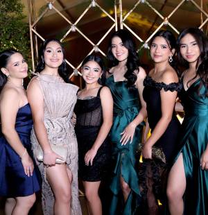 En una velada llena de emoción, los seniors 2026 de Elvel School se dieron cita en La Reserva Event Center para celebrar su tradicional cena de promoción. Vestidos con elegantes trajes de gala, los jóvenes compartieron una noche especial que marcó una de las últimas actividades previas a su graduación, celebrando la amistad, los recuerdos y el inicio de una nueva etapa.