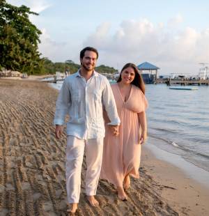 Valerie Boadla Diban y Carlos Rojas Pérez celebraron su compromiso tras una romántica propuesta en Roatán, rodeados del cariño de sus familias y seres más cercanos. La pareja, que planea celebrar su boda en 2027, comienza así el camino hacia uno de los días más especiales de sus vidas. En la foto: Los novios Carlos Rojas Pérez y Valerie Boadla Diban.