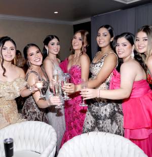 La llegada de los invitados marcó el inicio de una noche inolvidable en la fiesta de los Seniors 2026 de la Academia Los Pinares. Familiares y amigos desfilaron con elegancia, luciendo sus mejores atuendos y uniéndose a una velada llena de estilo, entusiasmo y grandes expectativas para una celebración única.