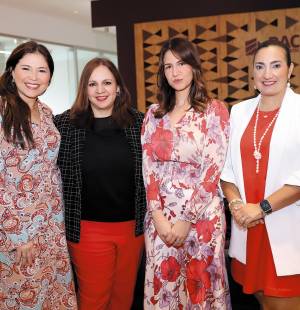 Dos tardes para celebrar lo bueno que trae la Navidad. BAC reunió a sus clientes de Banca Privada en Tegucigalpa en dos encuentros llenos de calidez, brindis especiales y sabores que anunciaron oficialmente el inicio de la temporada festiva. Entre luces, cócteles y buenos momentos, las veladas se convirtieron en un espacio para agradecer y compartir la magia de estas fechas.