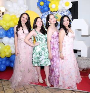 En una mañana radiante, los Seniors 2026 de Sn Riveiros School celebraron su esperado brunch. La cita fue en el Hotel Clarion, donde los jóvenes llegaron impecables, luciendo elegantes trajes y vestidos para compartir risas y momentos especiales en una de sus actividades previas a la graduación.
