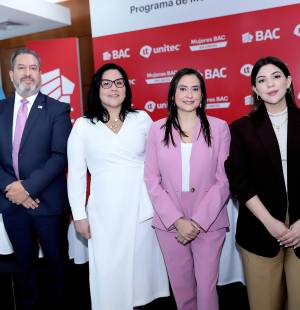 BAC, en alianza con UNITEC, lanzó la séptima edición del Programa de Mentorías Mujeres BAC, la iniciativa de fortalecimiento empresarial femenino más grande del país. Con formación especializada, mentorías personalizadas y acceso a soluciones financieras, el programa continúa transformando negocios liderados por mujeres en Honduras. Desde 2017 ha certificado a 250 empresarias y beneficiado a miles de mujeres en todo el país. En la foto: Gabriel Molina, Roxana Espinal, Valeria Ríos y Adriana Rivera.