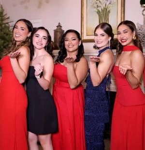 En una noche fresca y rodeada de pinos en El Hatillo, la generación 2026 de la Academia Los Pinares celebró su esperado Senior Dinner. Con el espíritu del Día de Acción de Gracias como telón de fondo, los futuros graduados se reunieron para compartir recuerdos, agradecer por los años vividos en la escuela y brindar por los caminos que pronto comenzarán a recorrer.